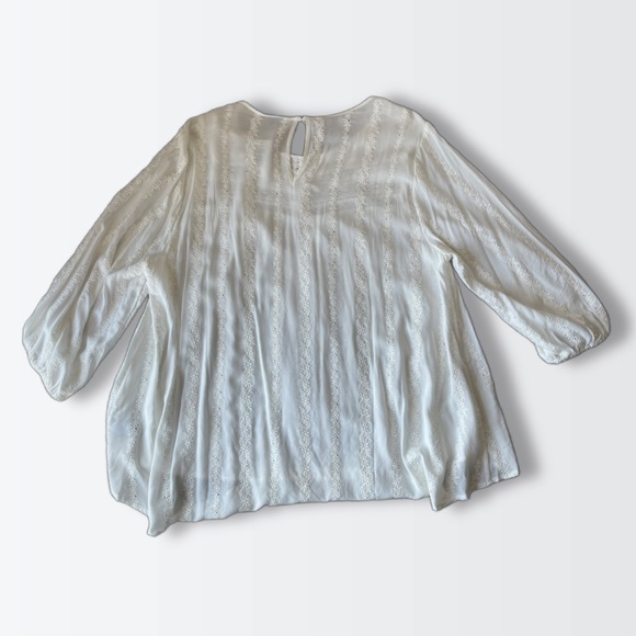 New Torrid White Hi-Lo Eyelet & Lace blouse - Picture 4 of 8